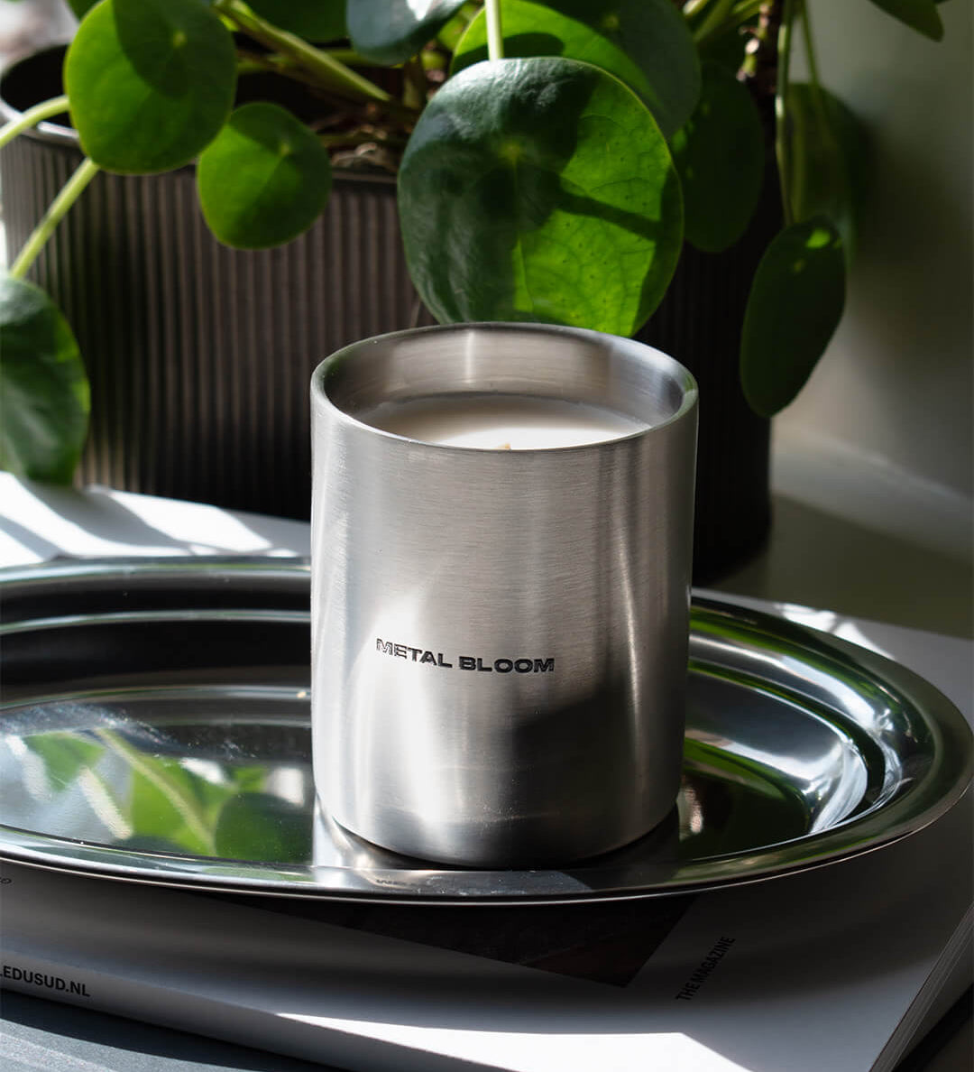 Metal bloom geurkaars op zilveren dienblad