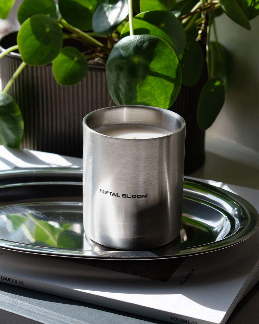 Metal bloom geurkaars op zilveren dienblad
