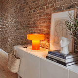 Oranje lamp op kast