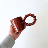 Twist mok bruin in de hand