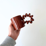 Wavy mok bruin in de hand