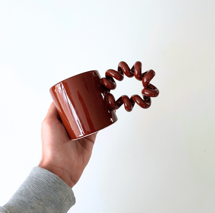 Wavy mok bruin in de hand