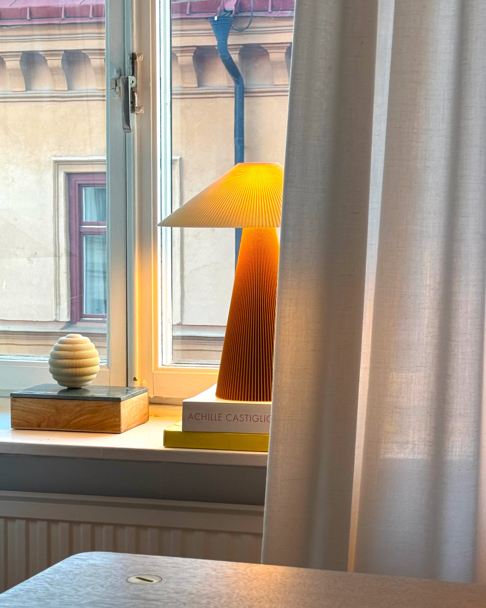 Manu Matters lamp in vensterbank
