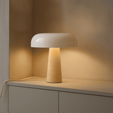 Tavertijn lamp met wit glas op kast