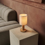 Lamp met lampenkap op bijzettafel
