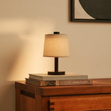 Kleine lampenkap lamp op boeken