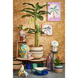 Vaas met palmbomen in interieur