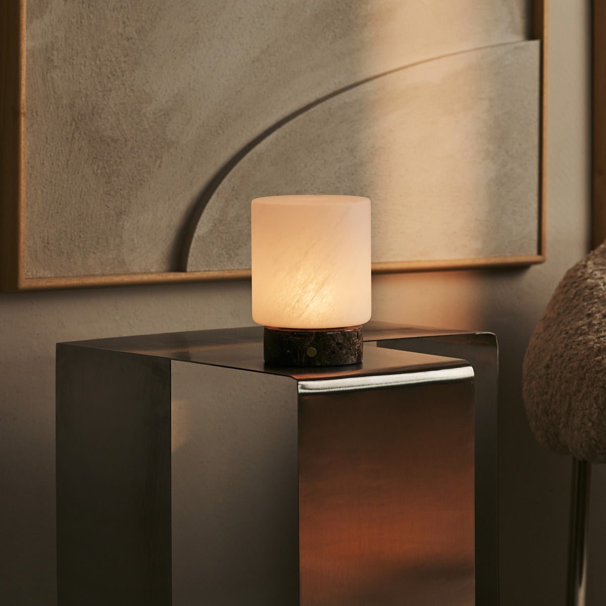 Glazen lamp op tafel