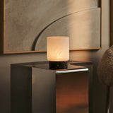Glazen lamp op tafel
