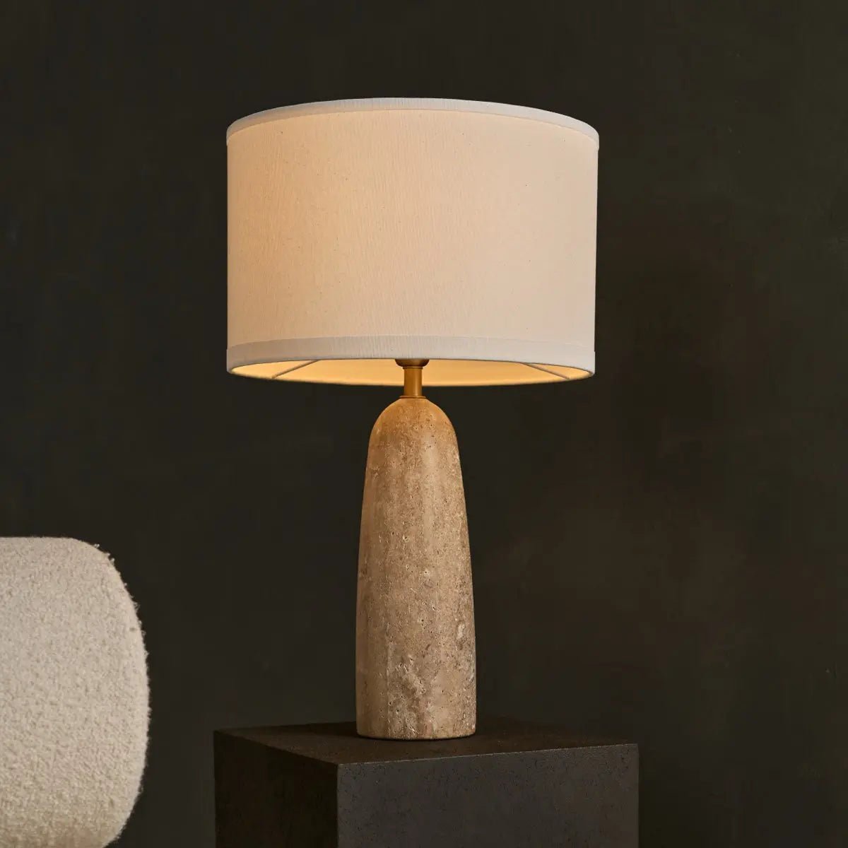 Klassieke lamp met lampenkap zwarte achtergrond