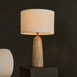 Klassieke lamp met lampenkap zwarte achtergrond