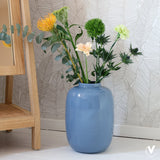 Blauwe glazen vaas met bloemen