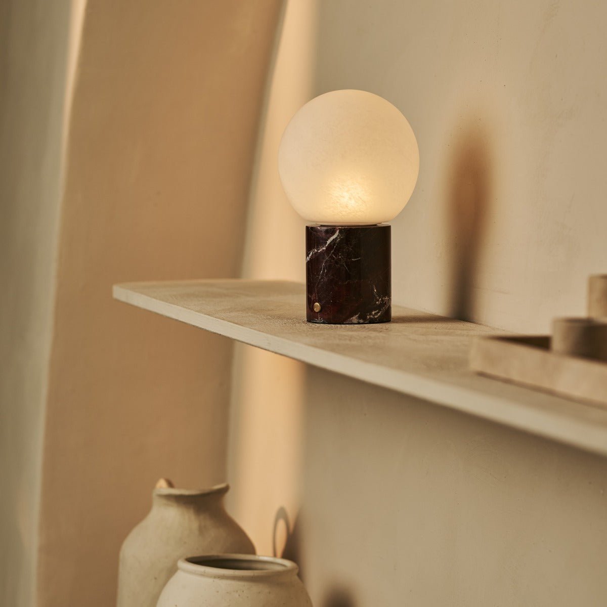 rode marmeren lamp in kast