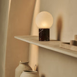 rode marmeren lamp in kast