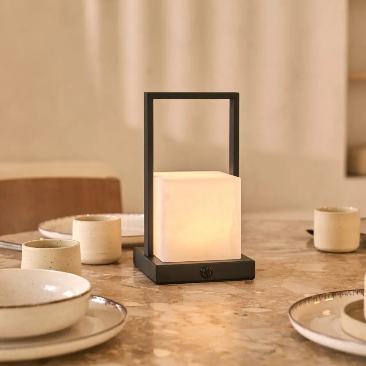 Oplaadbare albasten lamp op keukentafel