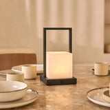 Oplaadbare albasten lamp op keukentafel