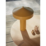Design tafellamp op tafel