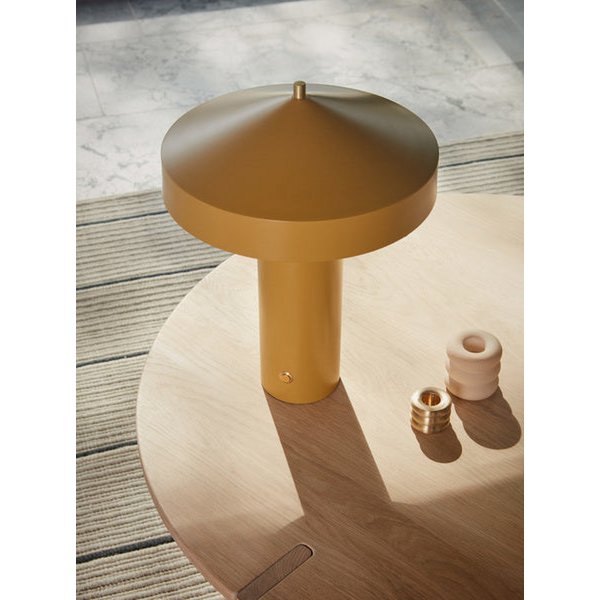 Design tafellamp op tafel