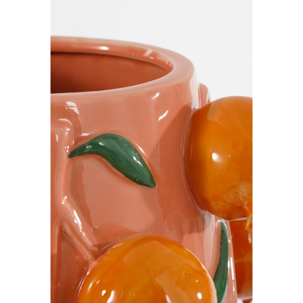 Gekleurde vaas met fruit eraan van dichtbij