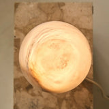 Lamp van albasten in unieke vorm van boven