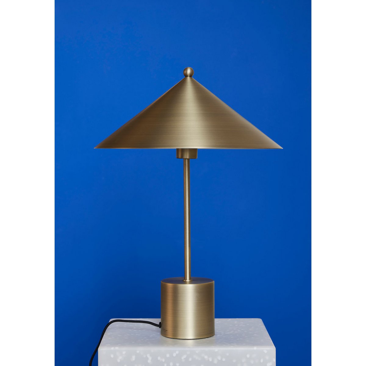Gouden lamp in japanse stijl voor blauwe achtergrond