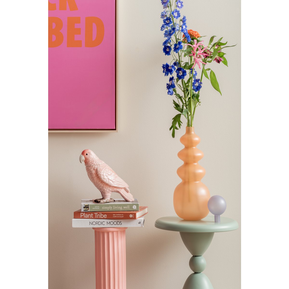 Vogel beeld roze op boeken