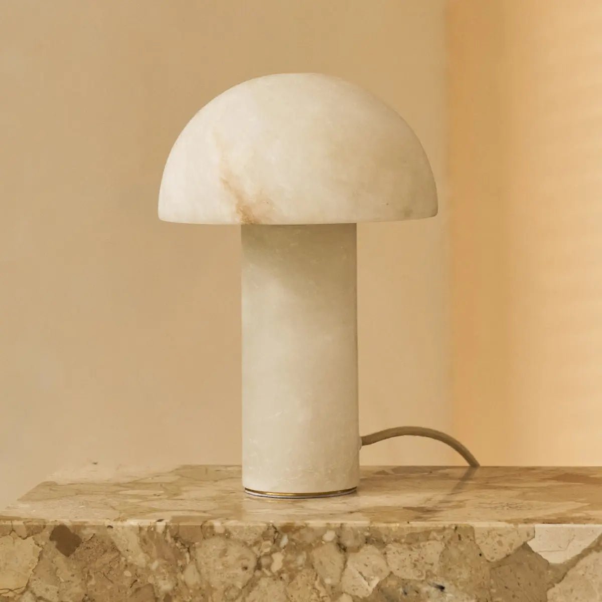 lamp van albast materiaal tafel