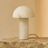 lamp van albast materiaal tafel