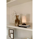 Oplaadbare lamp met lampenkap in vensterbank