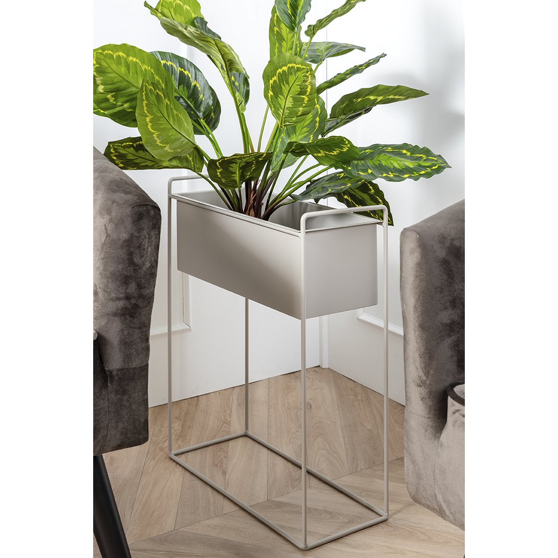 Smalle plantenbak hoog in woonkamer