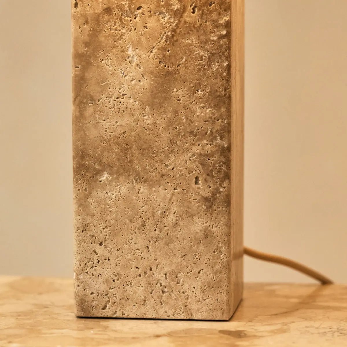 Landelijke lamp van tavertijn materiaal
