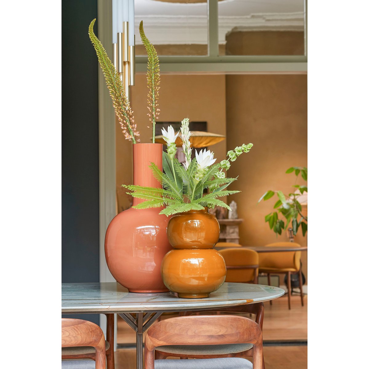 Oranje metalen vaas op tafel