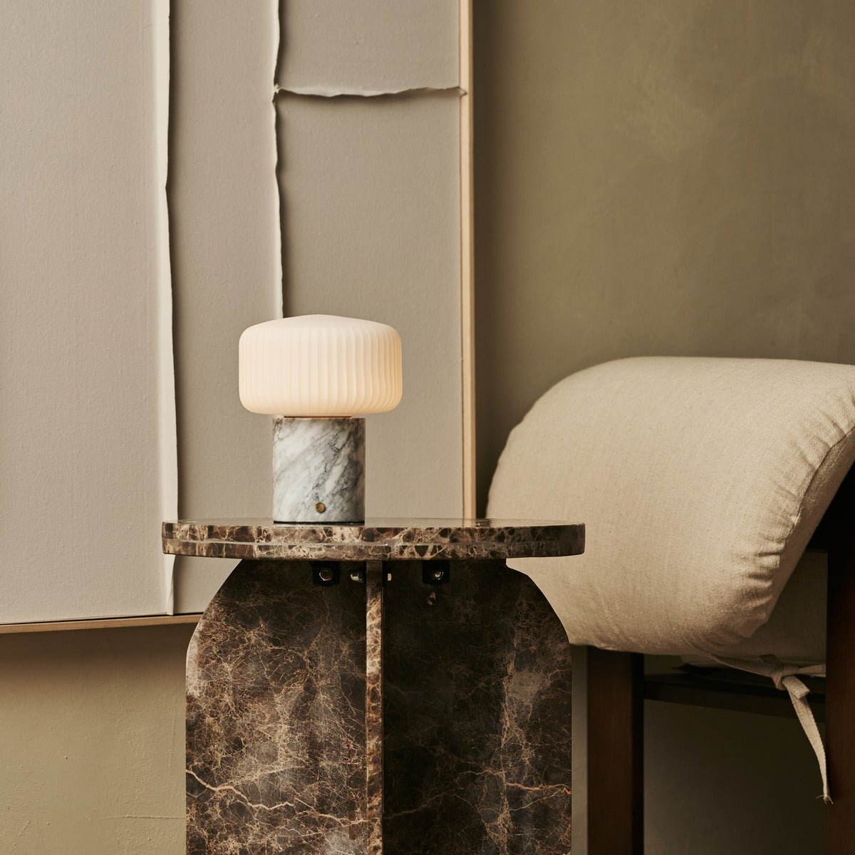Renior lamp wit marmer op tafel