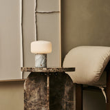Renior lamp wit marmer op tafel