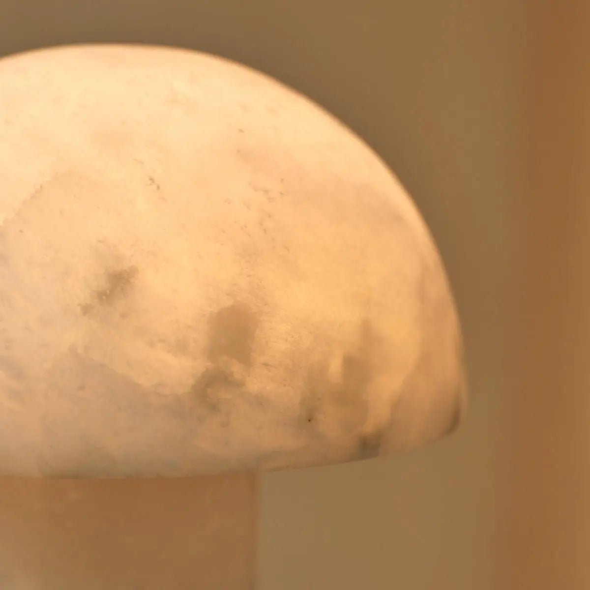lamp van albast materiaal van dichtbij