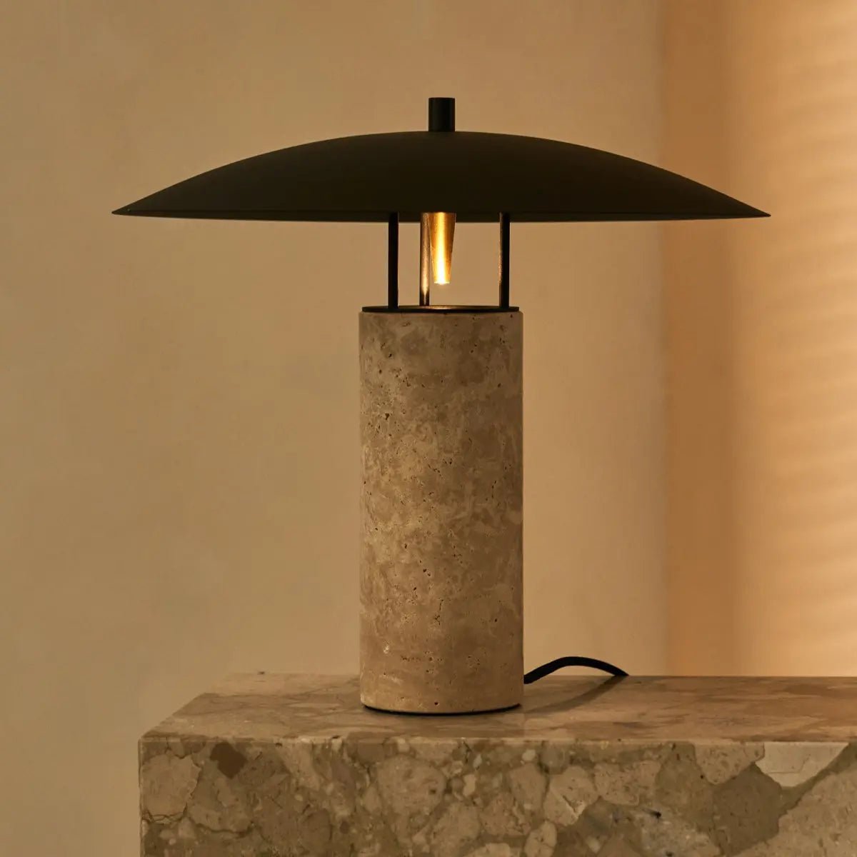 design Lamp van tavertijn in japanse stijl op marmer