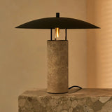 design Lamp van tavertijn in japanse stijl op marmer
