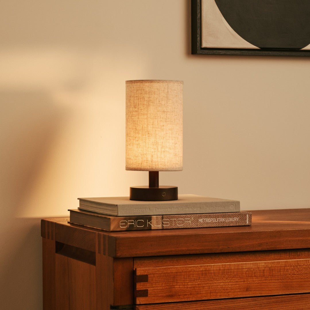 Oplaadbare lamp met lampenkap op boeken