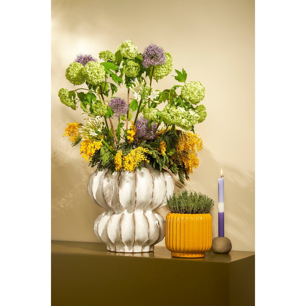 Robuuste vaas met bloemen