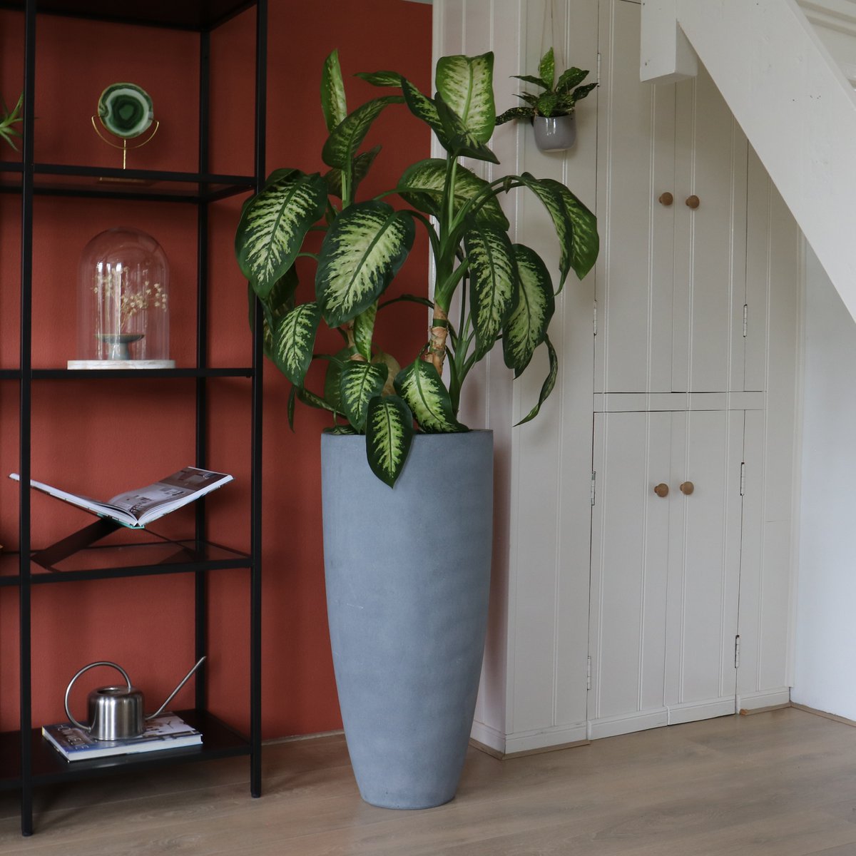 grijze plantenpot  in woonkamer