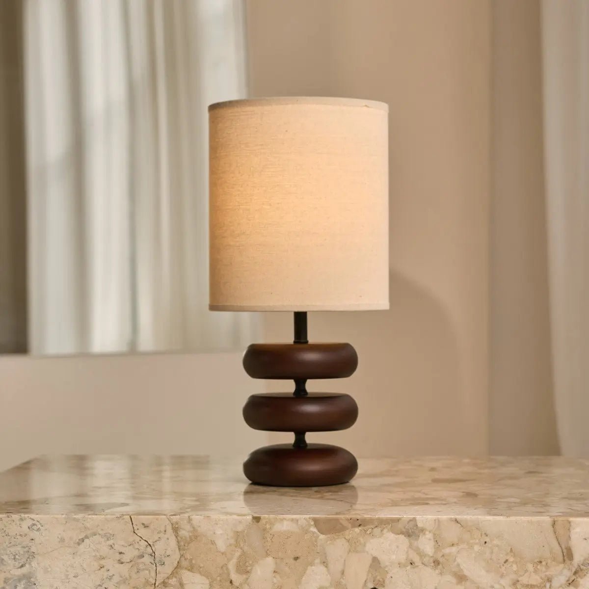 Schemerlamp op vensterbank
