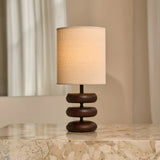 Schemerlamp op vensterbank