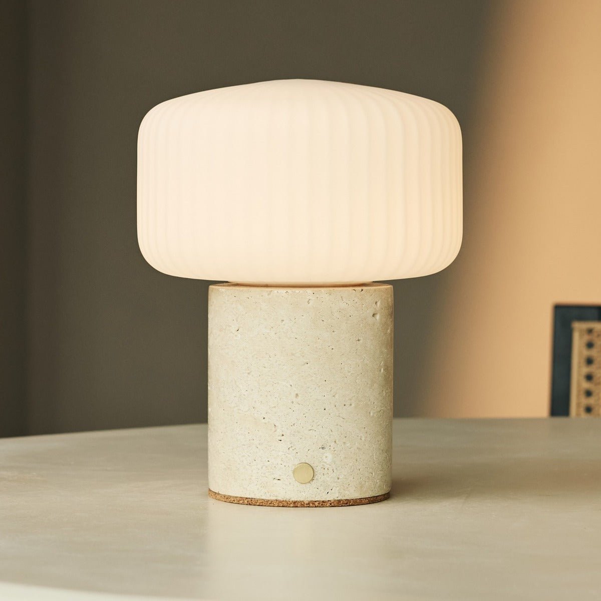 Beige travertijn lamp op tafel