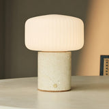 Beige travertijn lamp op tafel