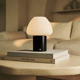 lamp zwart marmer op boeken