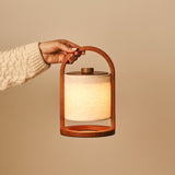 Draagbare houten lamp in hand