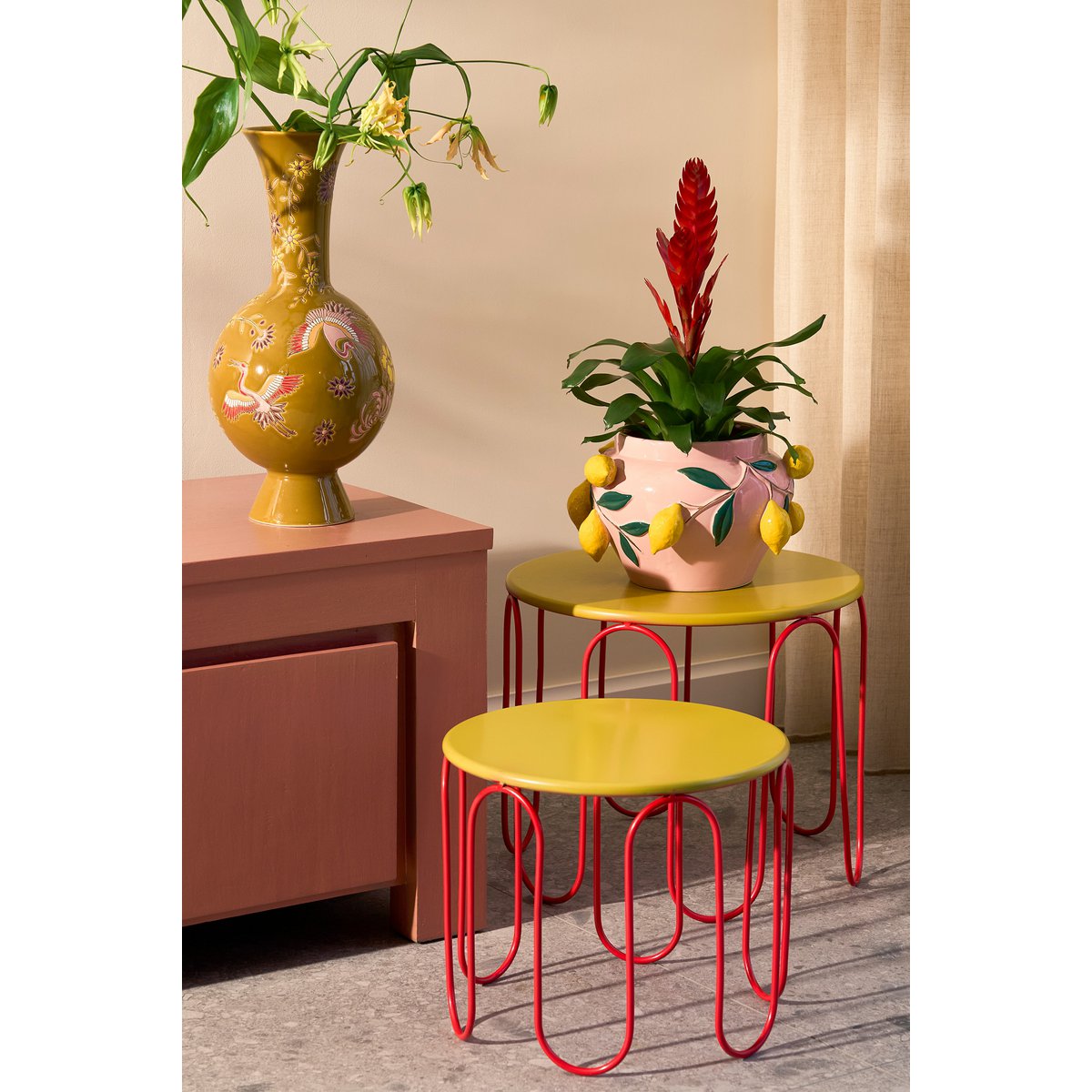 Bloempot met citroenen op tafel