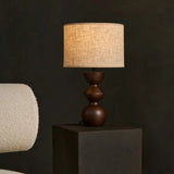 Klassieke houten lamp naast stoel