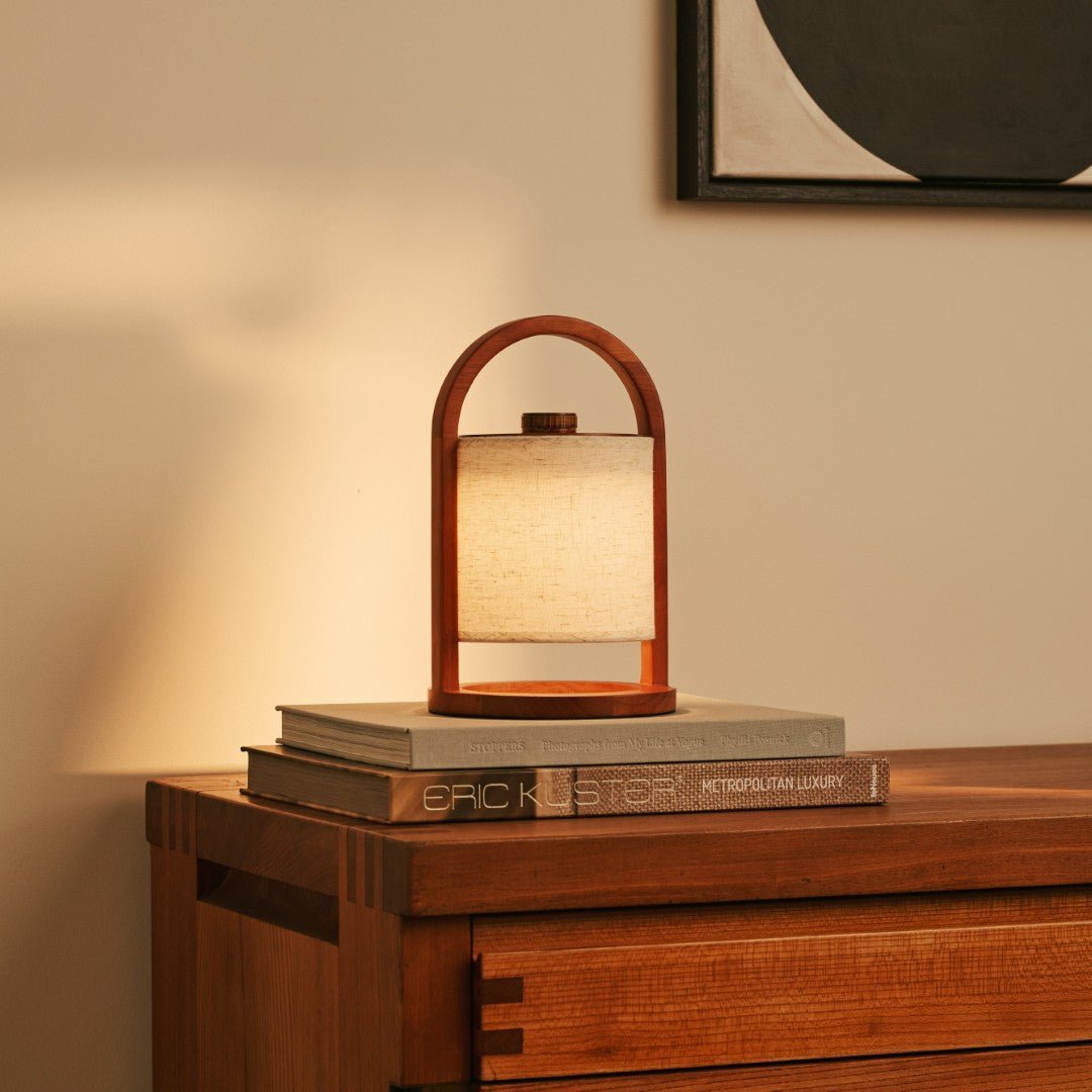 Draagbare houten lamp op boekenkast