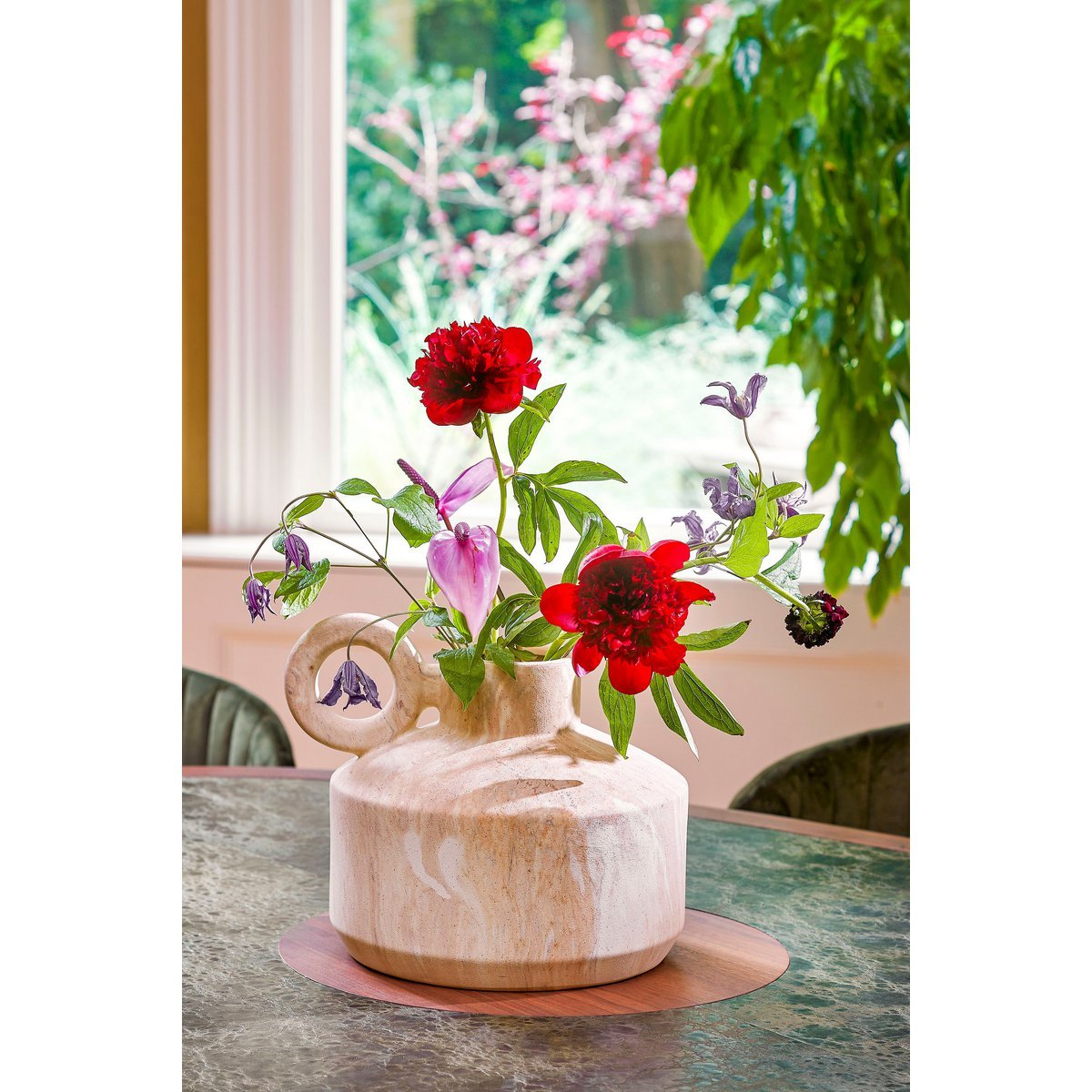 Vaas met handvat met bloemen